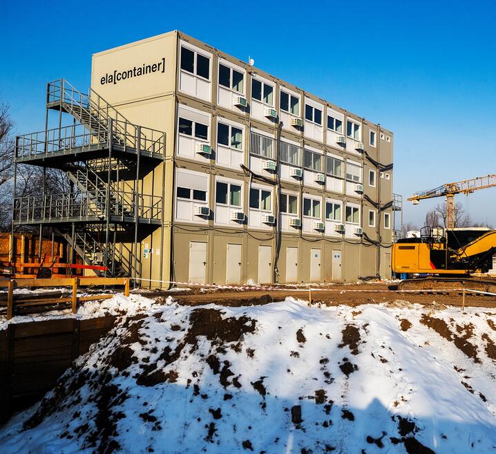 Vierstöckige Baustellenanlage aus ELA Containern in Prag