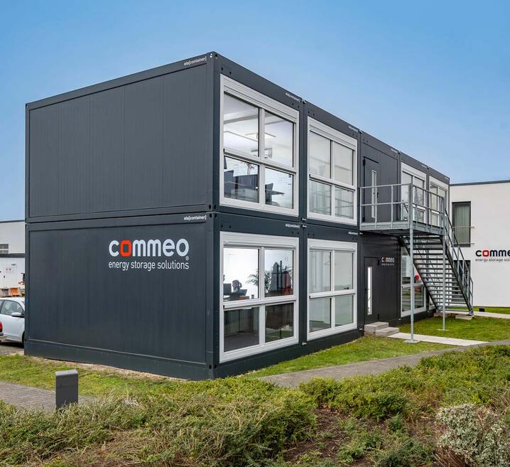 Zweigeschossige ELA Bürocontaineranlage von Commeo in der Außenansicht