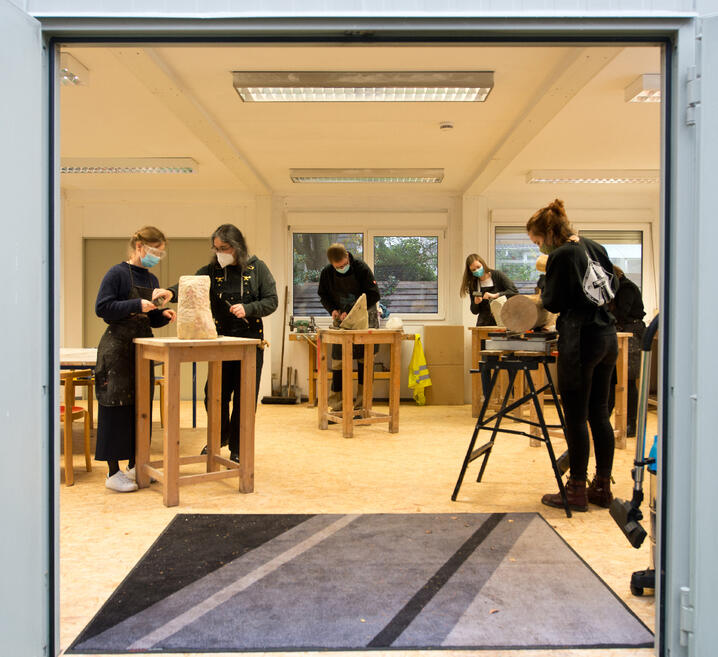 Künstler arbeiten im ELA Container-Atelier an ihren Werken