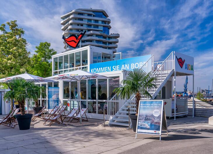 ELA Container - Terasse bietet Ausblick über Hamburger Hafen