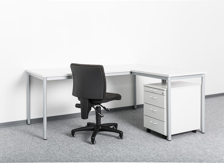 ELA Container - Schreibtisch Winkelkombination mit Drehstuhl