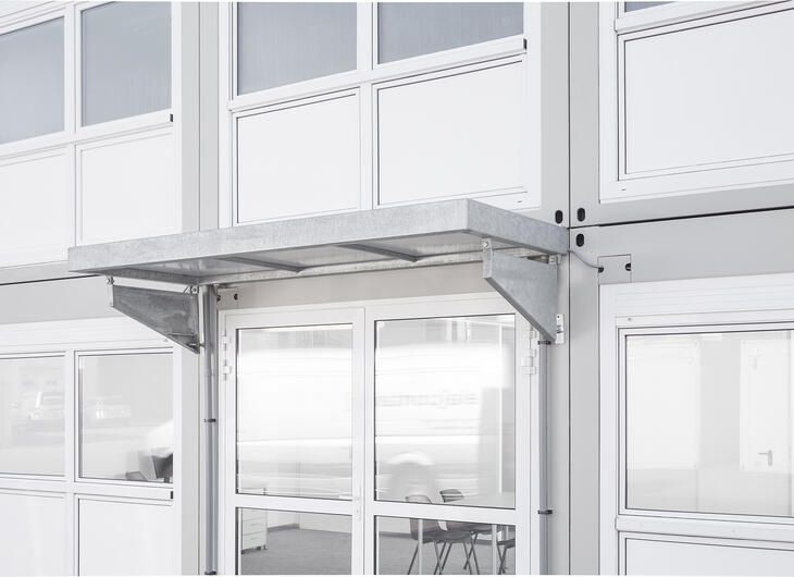 ELA Container - Vordach schützt Eingänge vor Regen und Sonneneinstrahlung