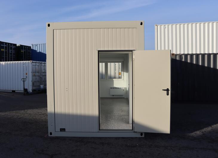 Gebrauchter Bürocontainer Frontansicht mit offener Tür