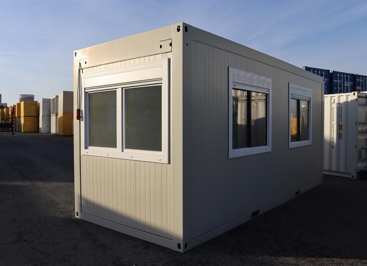 Gebrauchter Bürocontainer Seitenansicht mit Fensterfront