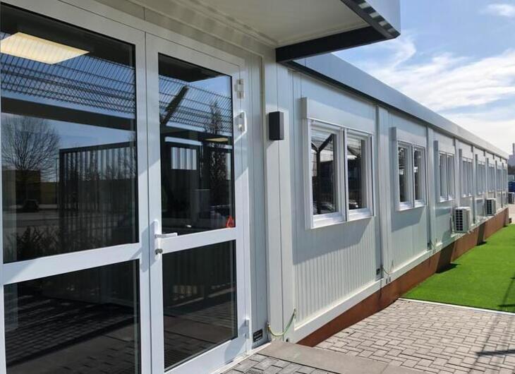 ELA Bürocontainer Eingang mit Fensterfront