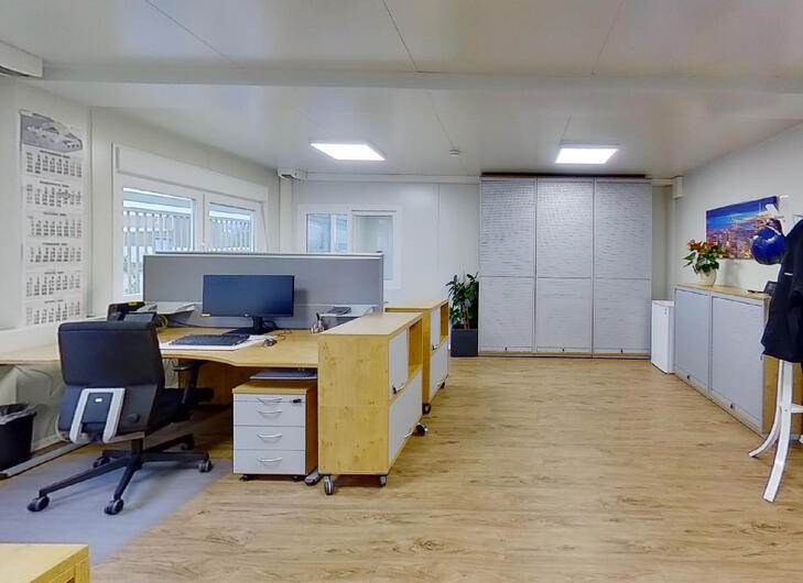 ELA Bürocontainer mit Schreibtischen