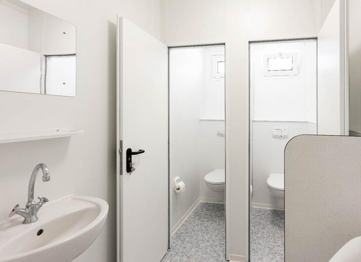 ELA Sanitärcontainer mit zwei Toiletten und Pissoir