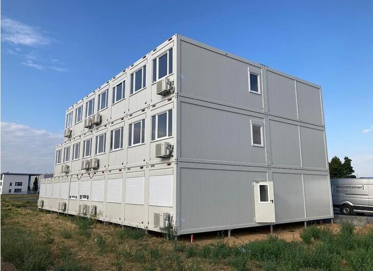 Großanlage Büro aus Containern in der Außenansicht