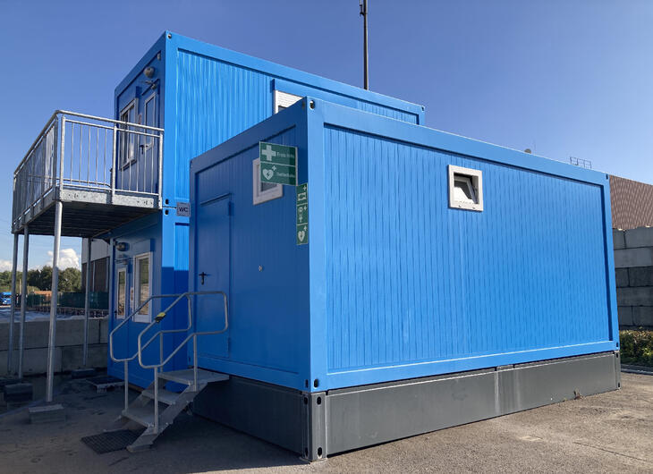 Büroanlage aus Containern in Blau