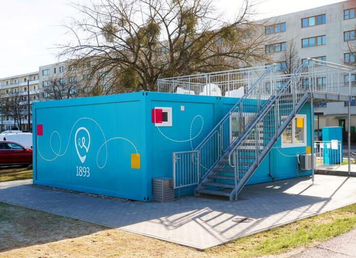 Kleine Büroanlage von Aussen in Hellblau