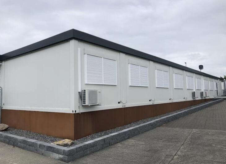Containeranlage von Außen fotografiert