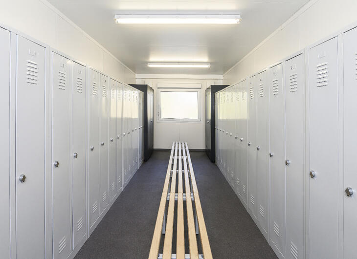 Umkleidecontainer mit Schränken und Bänken von ELA