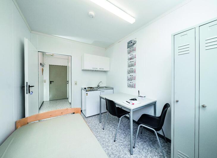 ELA Wohncontainer mit Tisch, Bett und Schrank