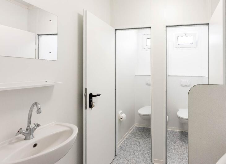 Sanitärcontainer mit Toiletten und Waschbecken