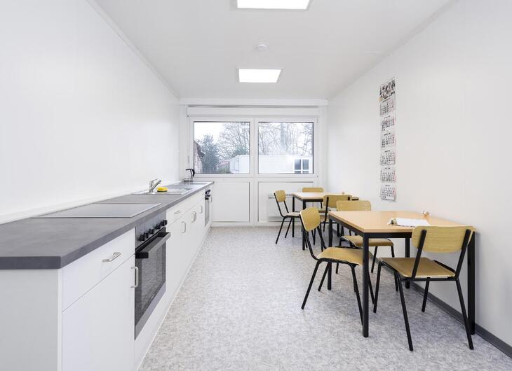 Mittelgroße Wohncontaineranlage von Innen mit Küche