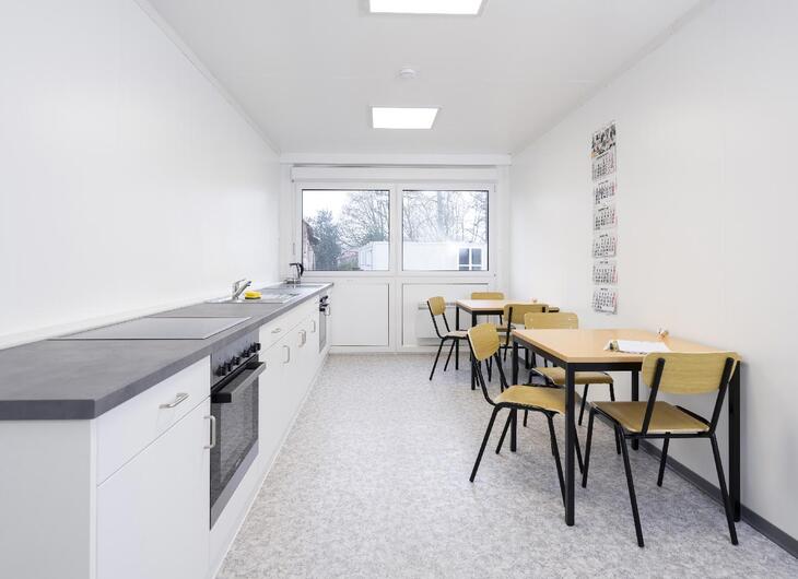 Mittelgroße Wohncontaineranlage mit Aufenthaltsbereich