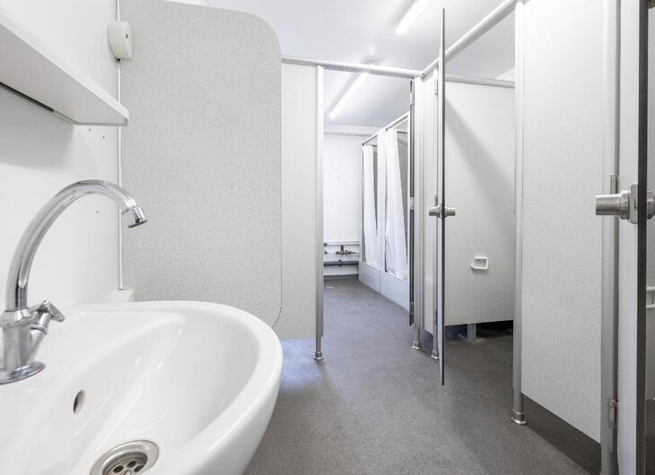 Mittelgroße Wohncontaineranlage von Innen mit Sanitärbereich