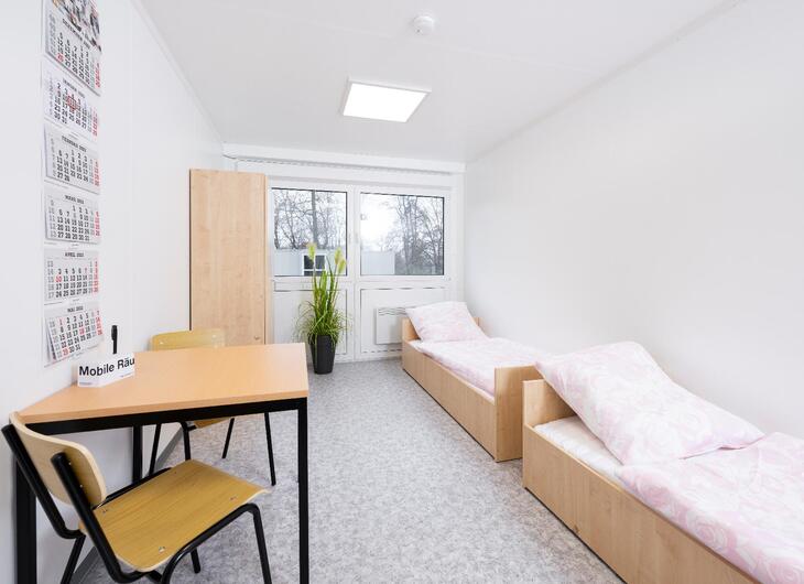 Mittelgroße Wohncontaineranlage von Innen mit Betten