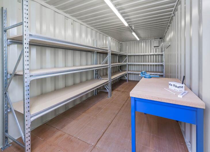 Lagercontainer von Innen mit Schwerlastregal über Eck und Tisch