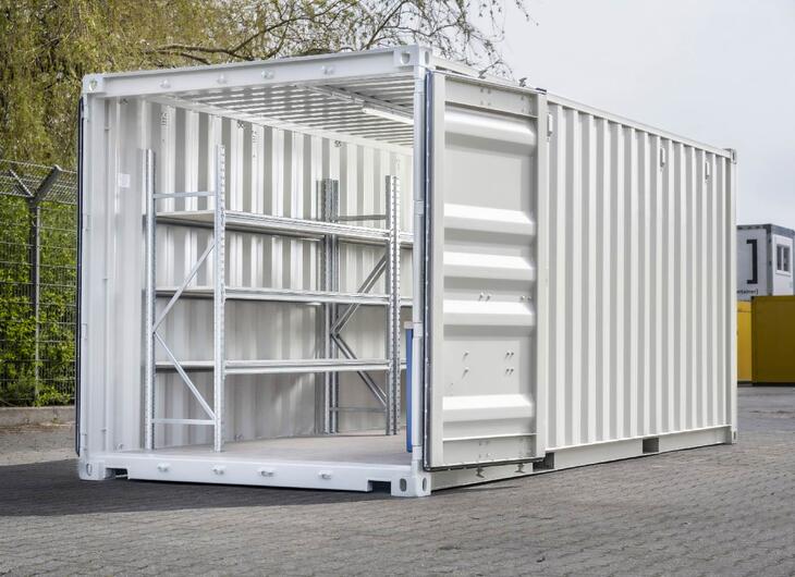 Weißer Lagercontainer mit Schwerlastregal