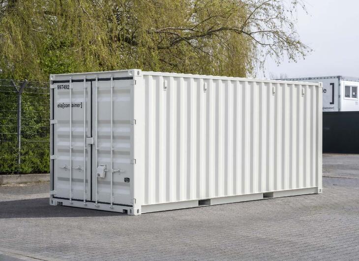 Weißer Lagercontainer von Außen der geschlossen ist