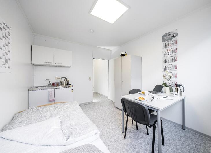 Wohncontainer mit Bett, Küchenzeile und Schreibtisch