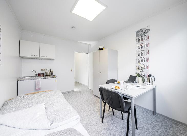 Große Wohncontaineranlage mit Schlafbereich und Küche