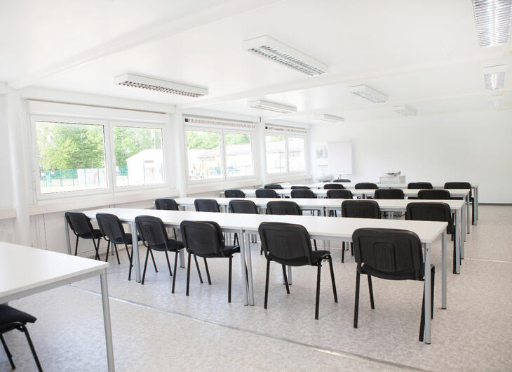 Wohncontainer mit Tischreihen