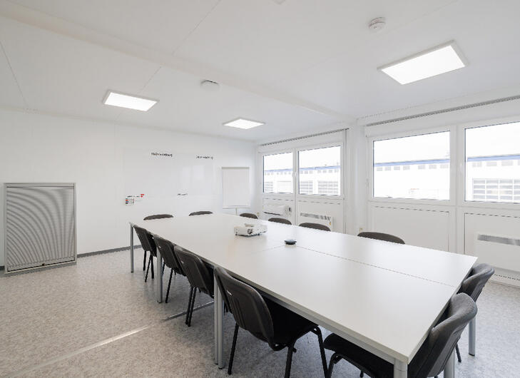 Aufenthaltscontainer mit Konferenztisch