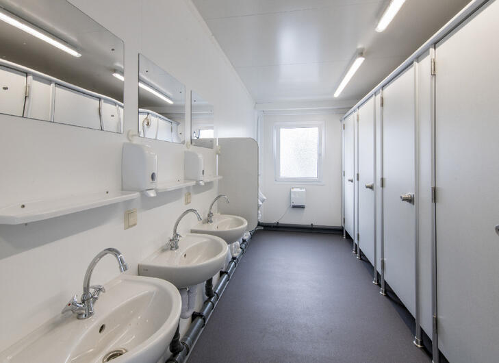 Sanitärcontainer mit Waschbecken und Toiletten