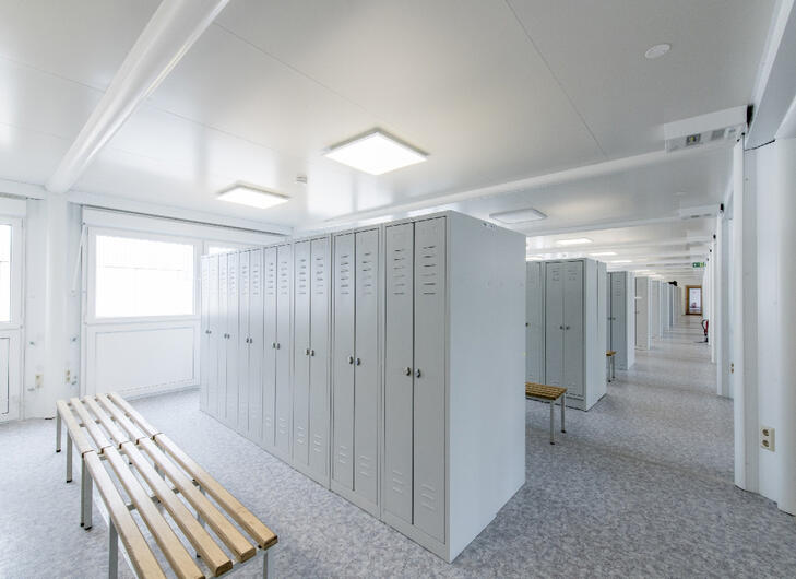 Umkleidecontainer für Mannschaften mit Schränken und Bänken