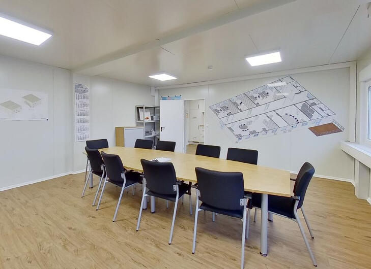 Bürocontainer mit Schreibtisch und Stühlen