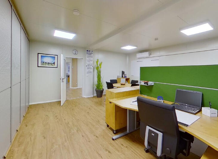 Bürocontainer mit Trennwand