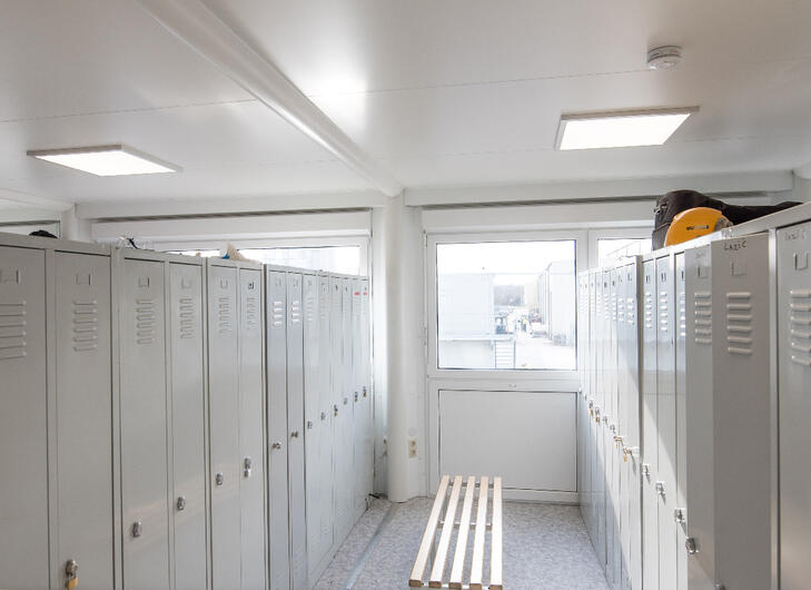 Umkleidecontainer mit Bank und Schrank