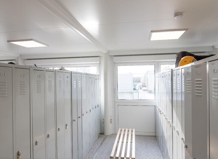 Umkleidecontainer mit Sitzbank und Spind