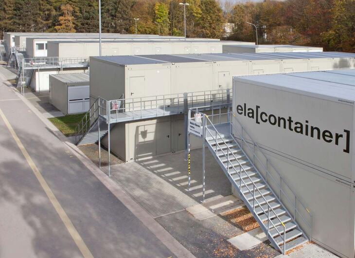 Große Wohncontaineranlage von Außen mit ELA Schriftzug