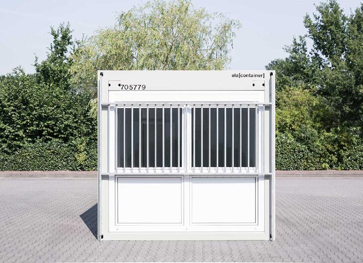 Lagercontainer mit Gitter vor Fenster