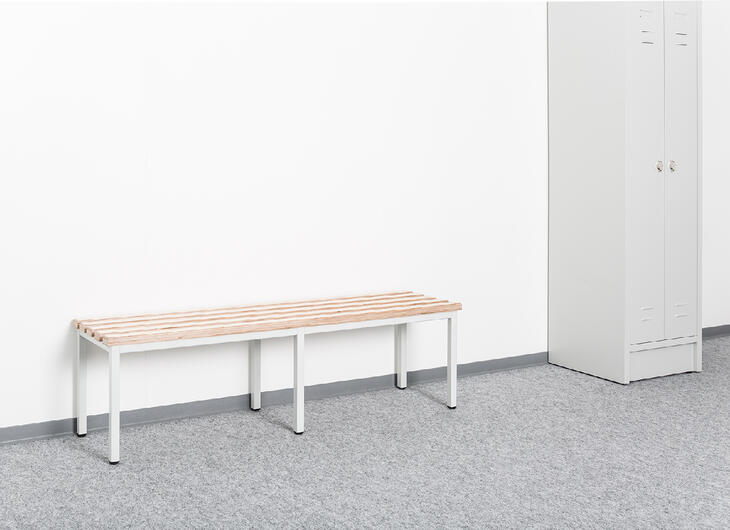 Sitzbank und Spind für Umkleidecontainer