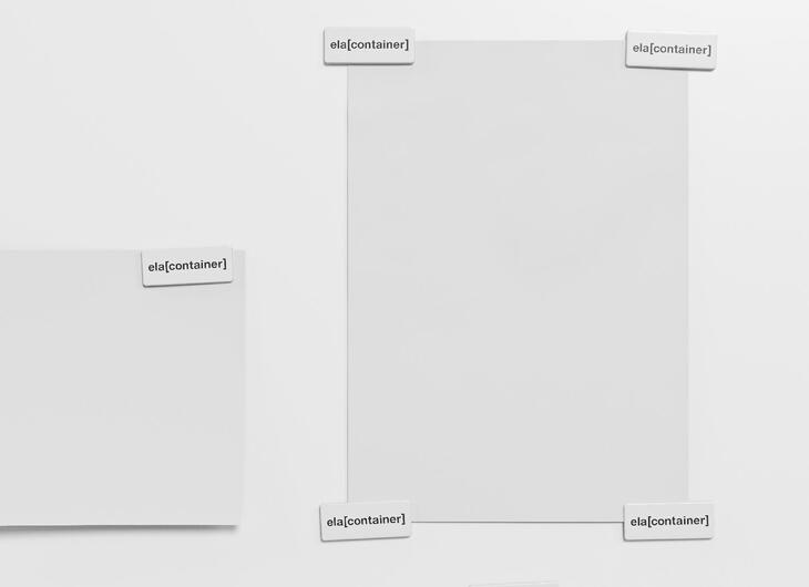 Umkleidecontainer mit Metalltafel