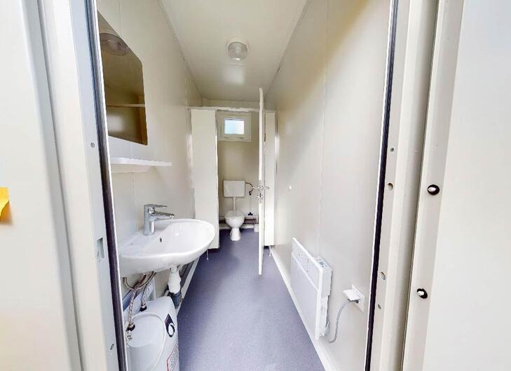 Sanitärcontainer mit Waschbecken und Toilette