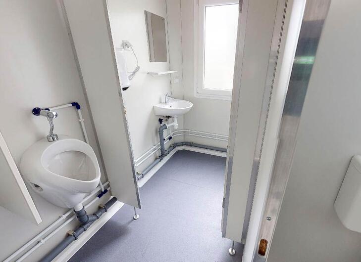 Sanitärcontainer mit Pissoir