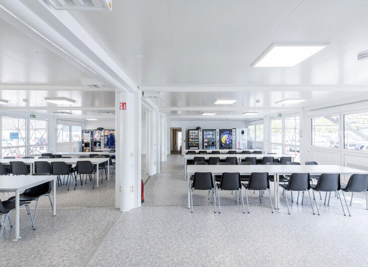 Großer Aufenthaltscontainer als Mensa