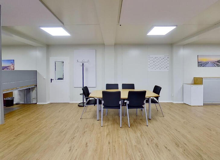 Bürocontainer mit einem Meetingtisch