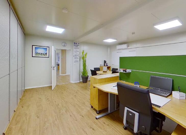 ELA Bürocontainer mit Schreibtischen und Holzboden