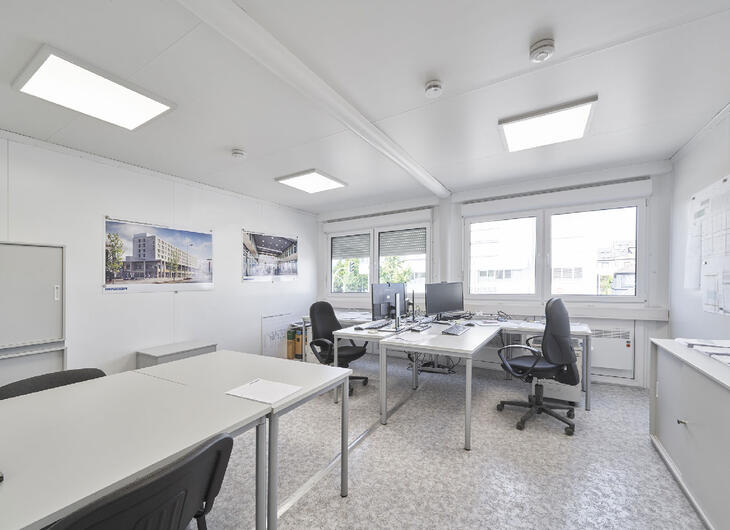 Bürocontainer von Innen mit zwei Schreibtischen