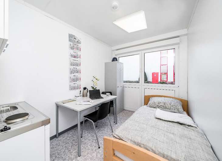 Wohncontainer mit Bett und Küchenzeile