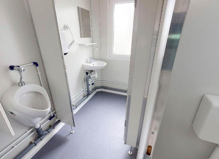 Sanitärcontainer mit Pissoir und Waschbecken