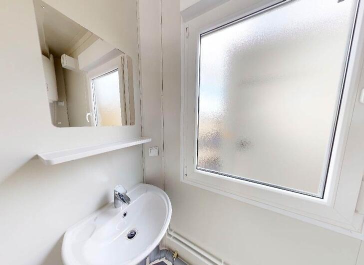 Sanitärcontainer Waschbecken mit Fenster
