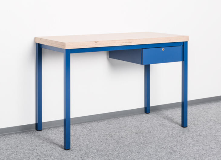 Tisch-an-der-Wand-mit-blauem-gestell-und-Buche-Tischplatte