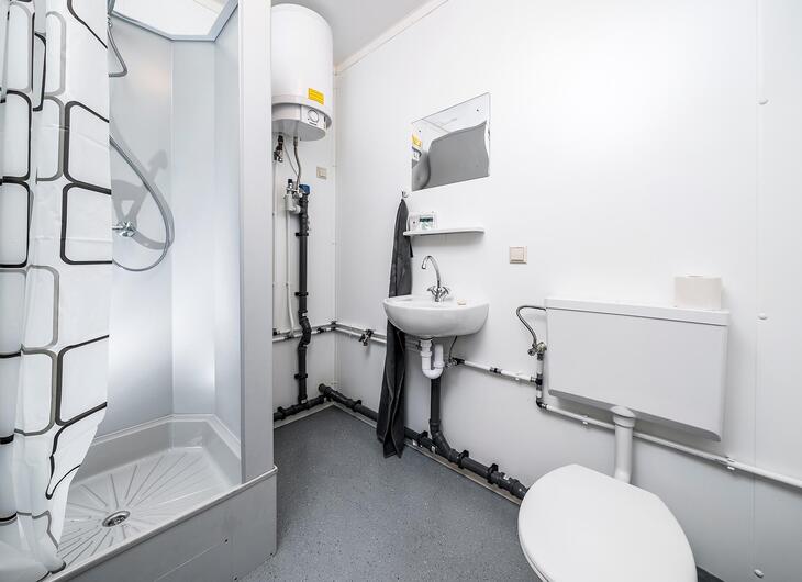 Badezimmer von innen mit Dusche und WC Badezimmer von innen mit Dusche und WC